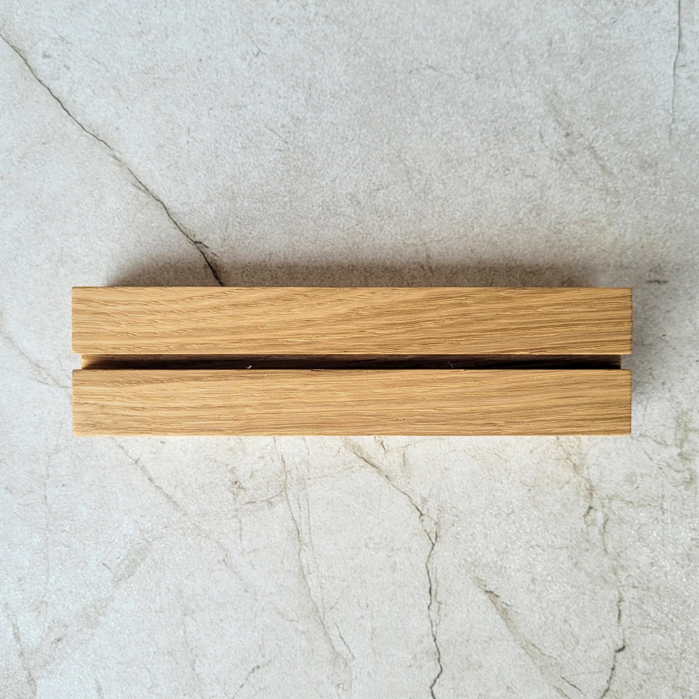 A5-Menühalter aus Eiche mit Acrylhalter 150×40×30 mm, Nut 3,5×15 mm, Hartwachs