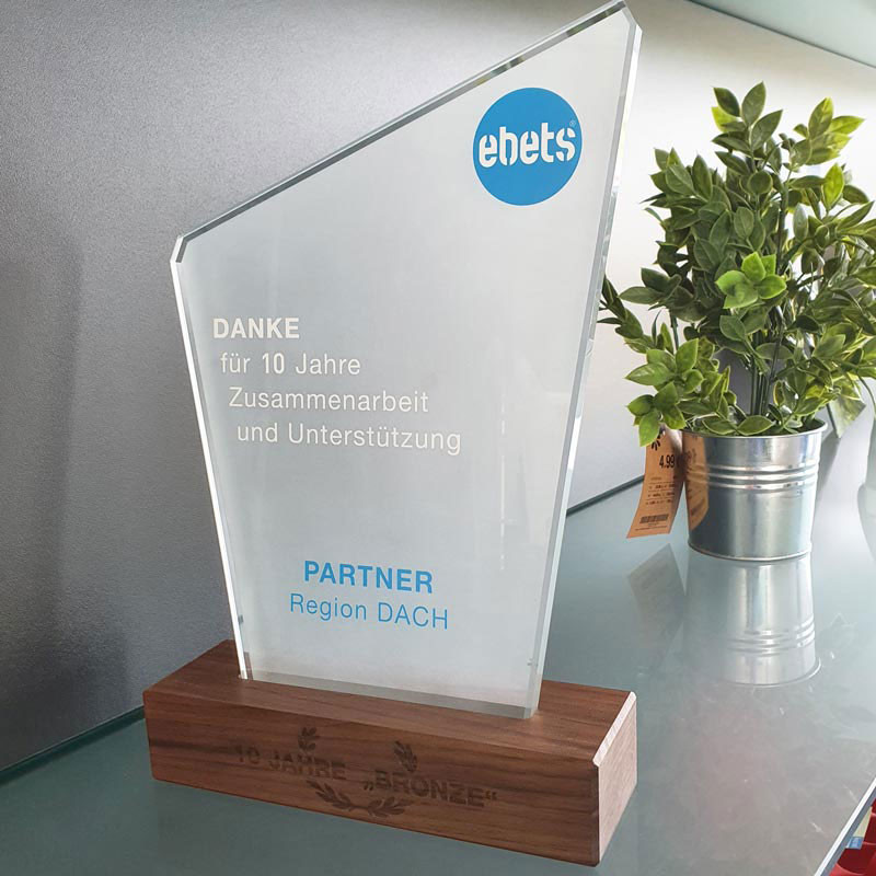 Glas Holz Trophy Success - Nusssockel