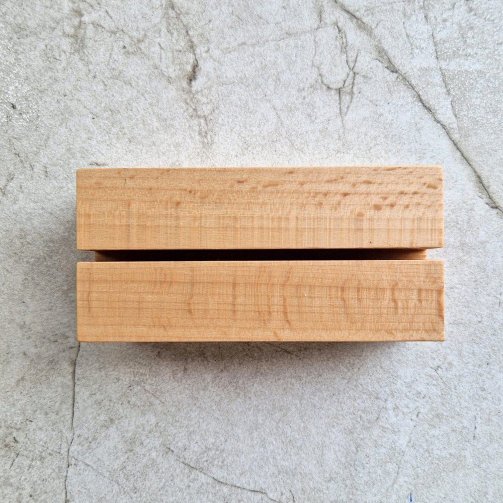 A4/3-Menühalter aus Buche mit Acrylhalter 105×50×40 mm, Nut 3,5×15 mm, Hartwachs